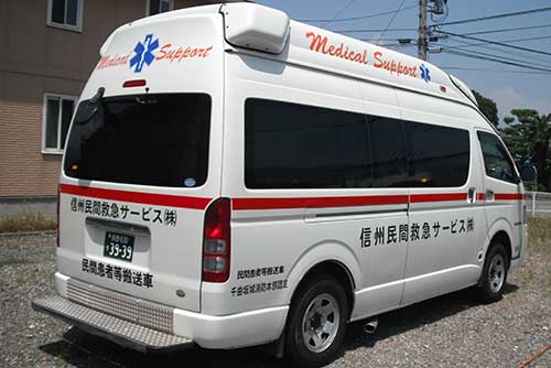 信州民間救急サービスの車後ろからの写真